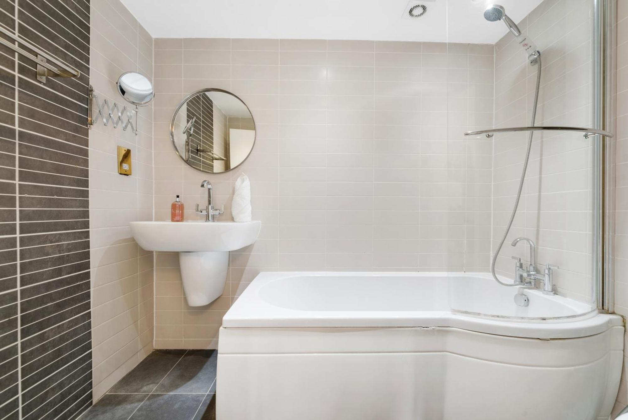 2bd Flat Opp Harrods - Sleeps 5 *