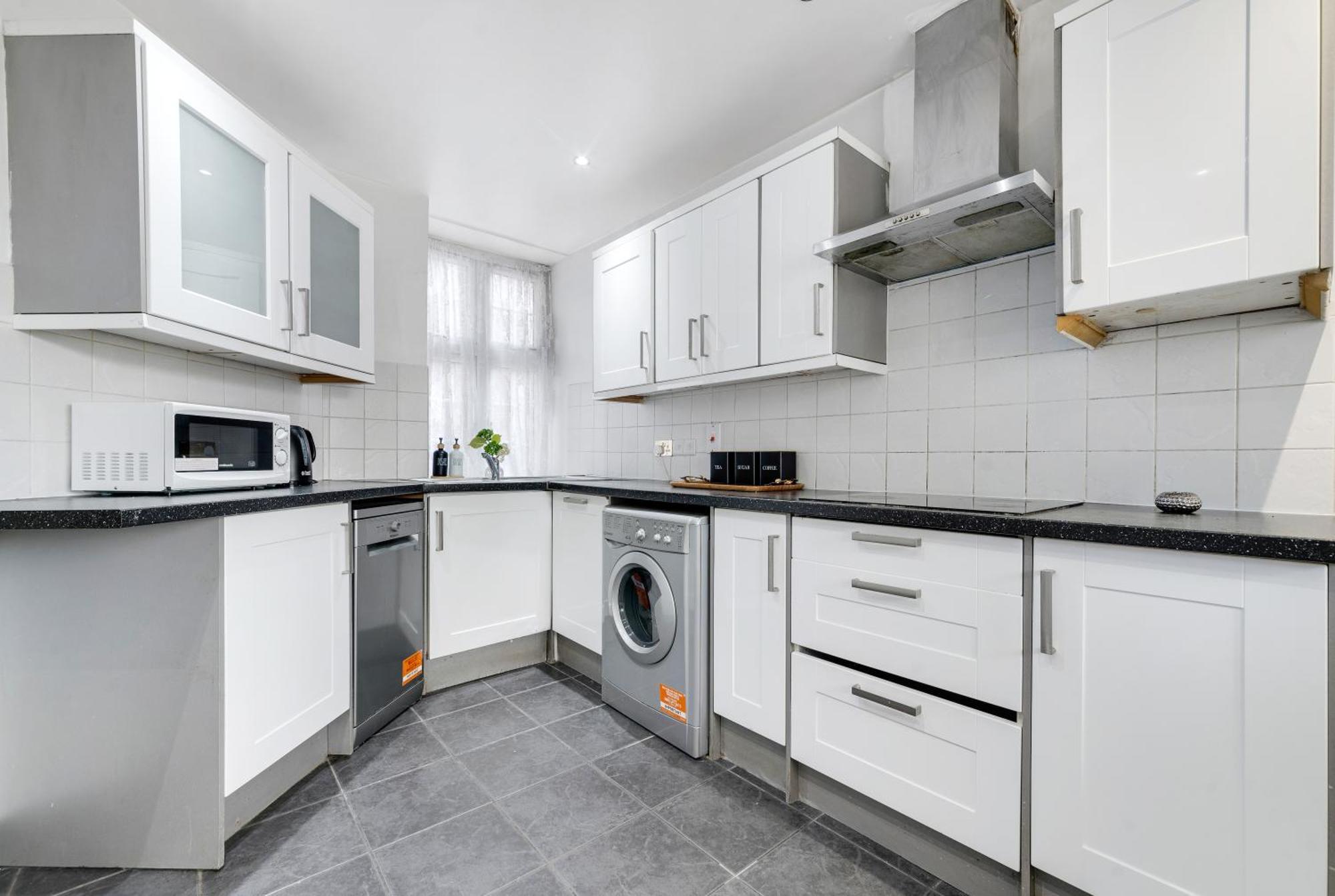 2bd Flat Opp Harrods - Sleeps 5 *